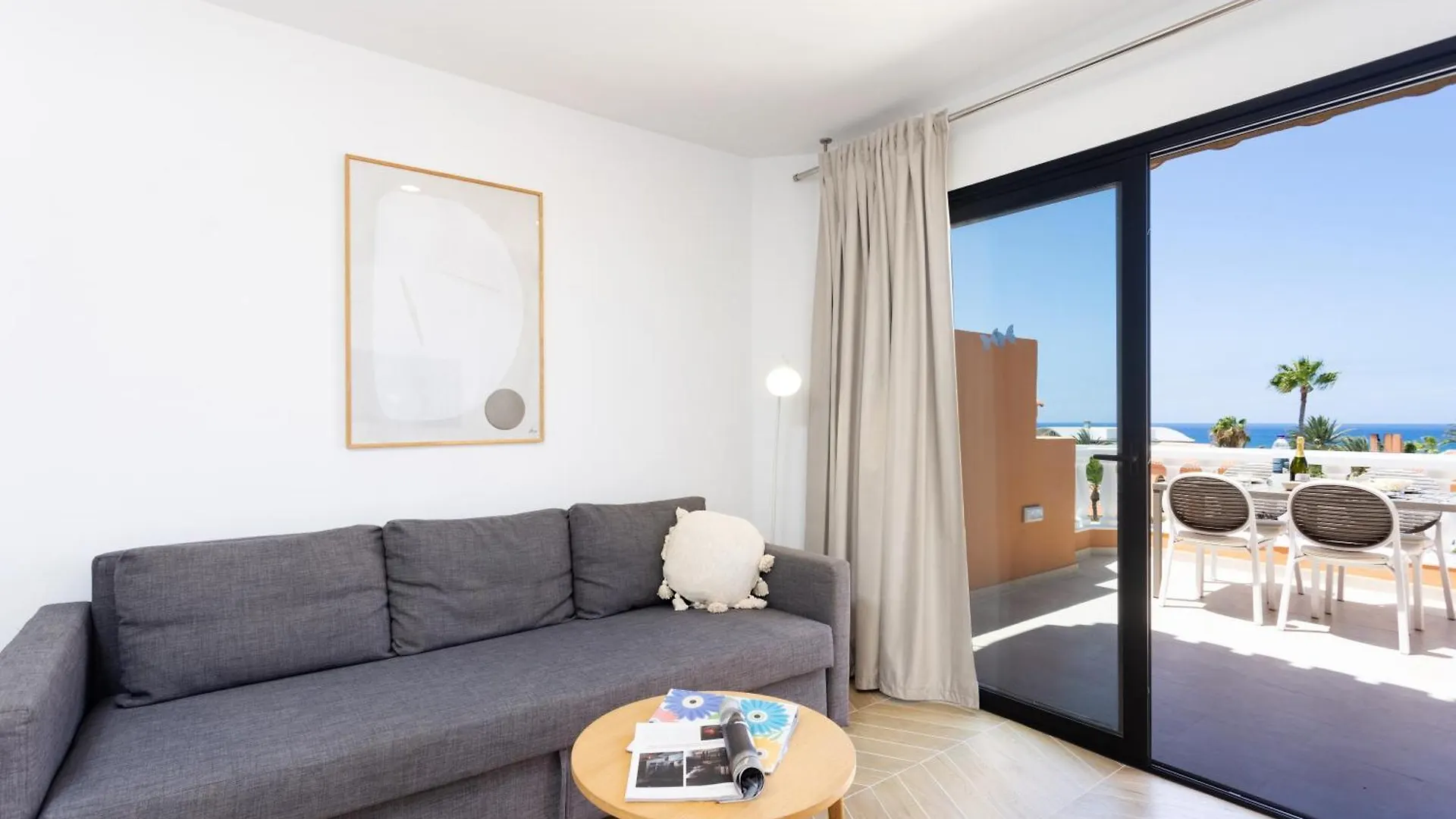 Apartment Playa Las Vistas 2 With Breathtaking Sea View, Only 100 M To The Sea, Heated Pool, Aircondition For A Fee, Wifi Playa de las Américas