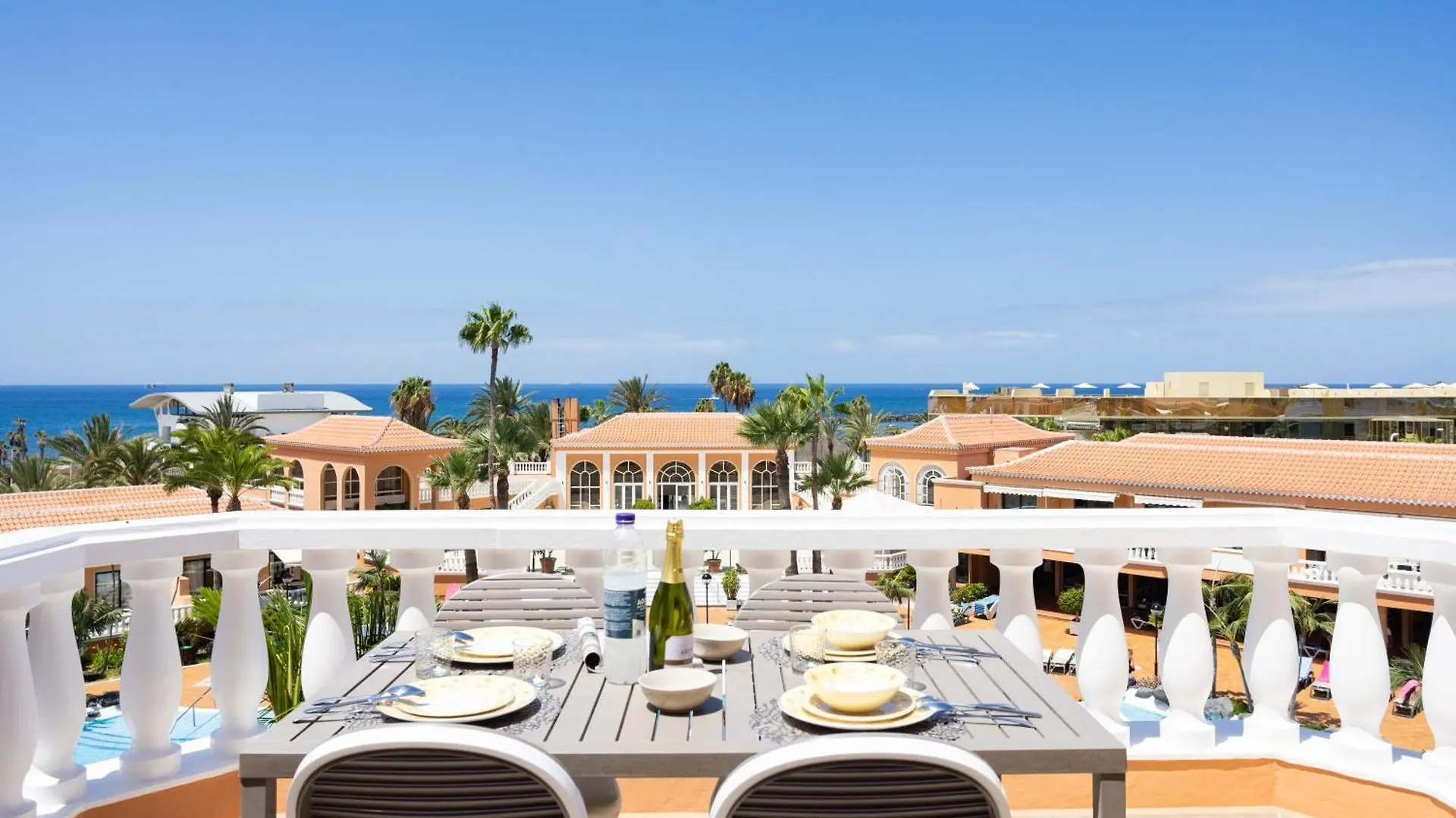 Apartment Playa Las Vistas 2 With Breathtaking Sea View, Only 100 M To The Sea, Heated Pool, Aircondition For A Fee, Wifi Playa de las Américas Spanje