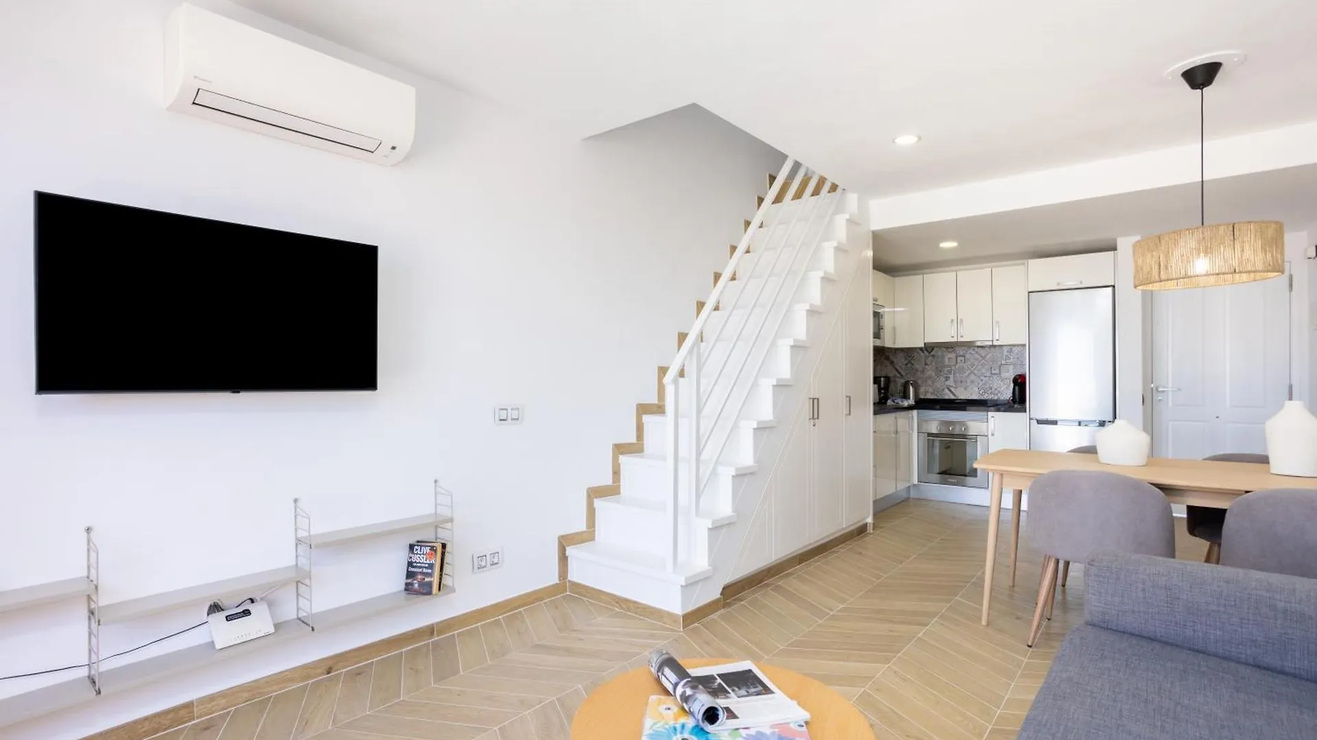 Apartment Playa Las Vistas 2 With Breathtaking Sea View, Only 100 M To The Sea, Heated Pool, Aircondition For A Fee, Wifi Playa de las Américas