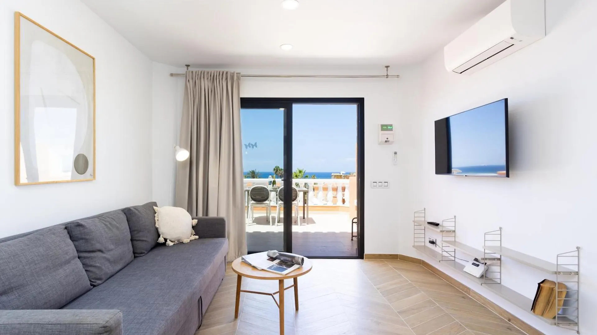 Apartment Playa Las Vistas 2 With Breathtaking Sea View, Only 100 M To The Sea, Heated Pool, Aircondition For A Fee, Wifi Playa de las Américas