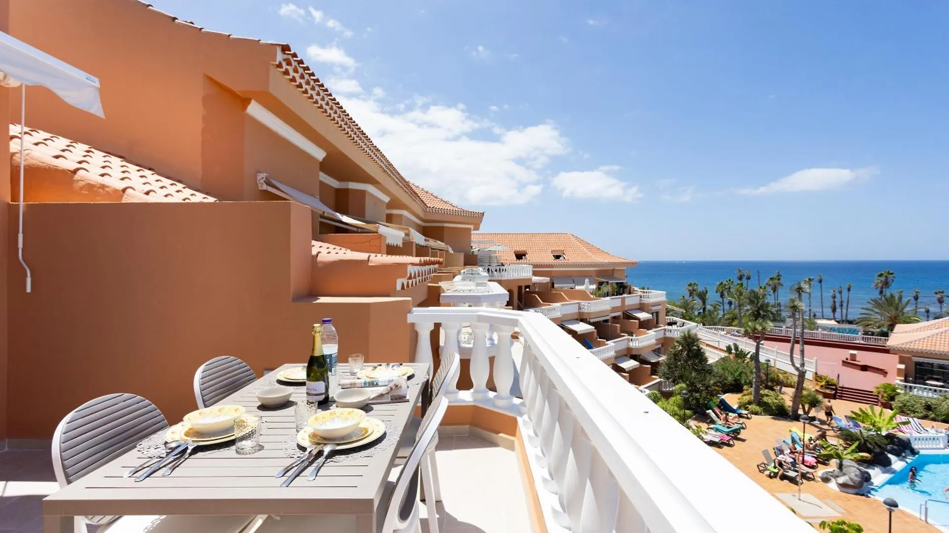 Apartment Playa Las Vistas 2 With Breathtaking Sea View, Only 100 M To The Sea, Heated Pool, Aircondition For A Fee, Wifi Playa de las Américas