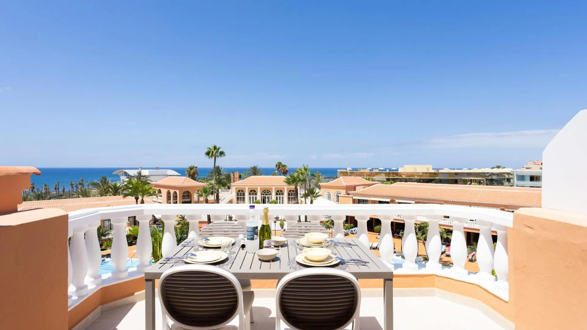 Apartment Playa Las Vistas 2 With Breathtaking Sea View, Only 100 M To The Sea, Heated Pool, Aircondition For A Fee, Wifi Playa de las Américas