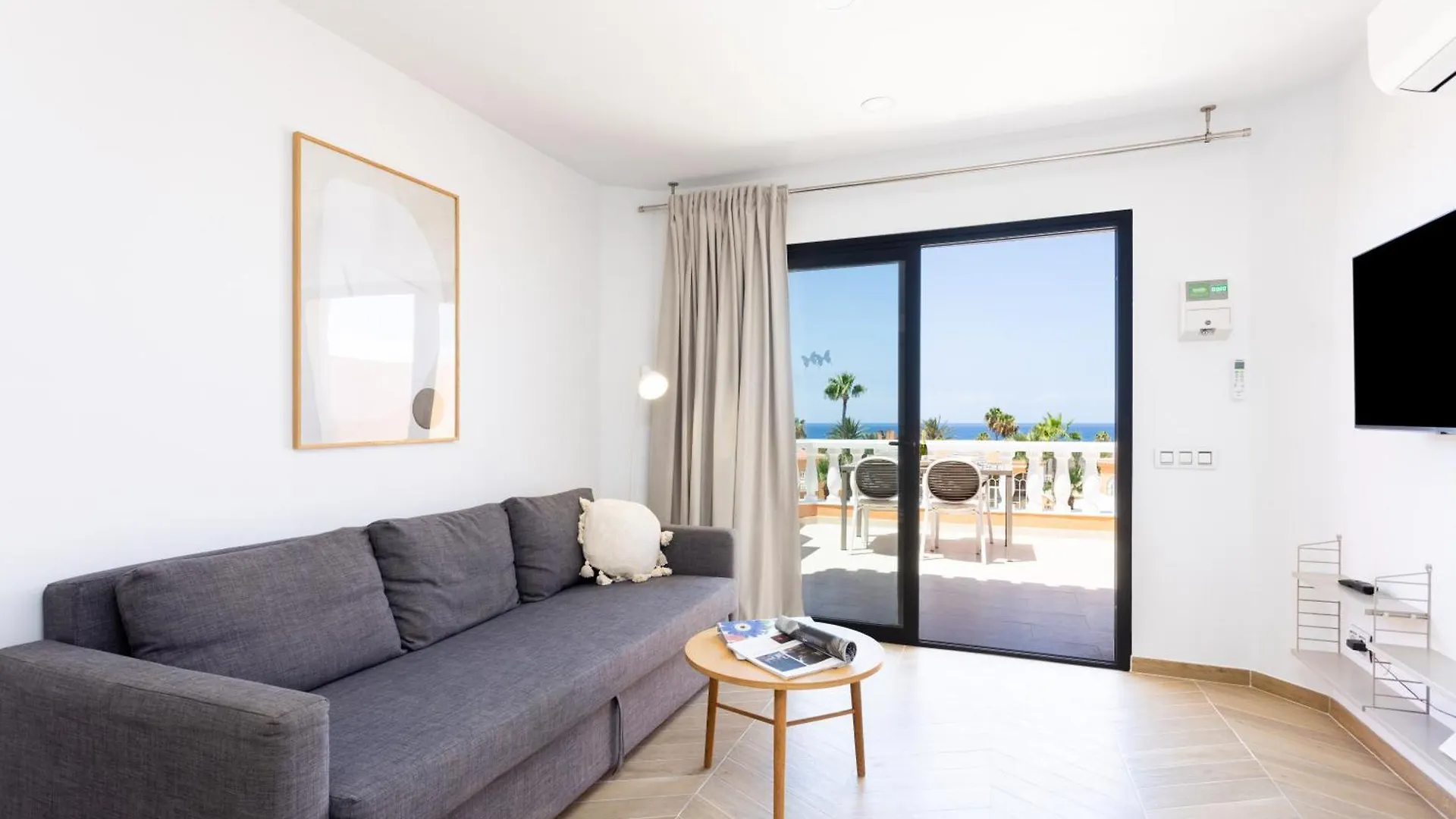 Apartment Playa Las Vistas 2 With Breathtaking Sea View, Only 100 M To The Sea, Heated Pool, Aircondition For A Fee, Wifi Playa de las Américas