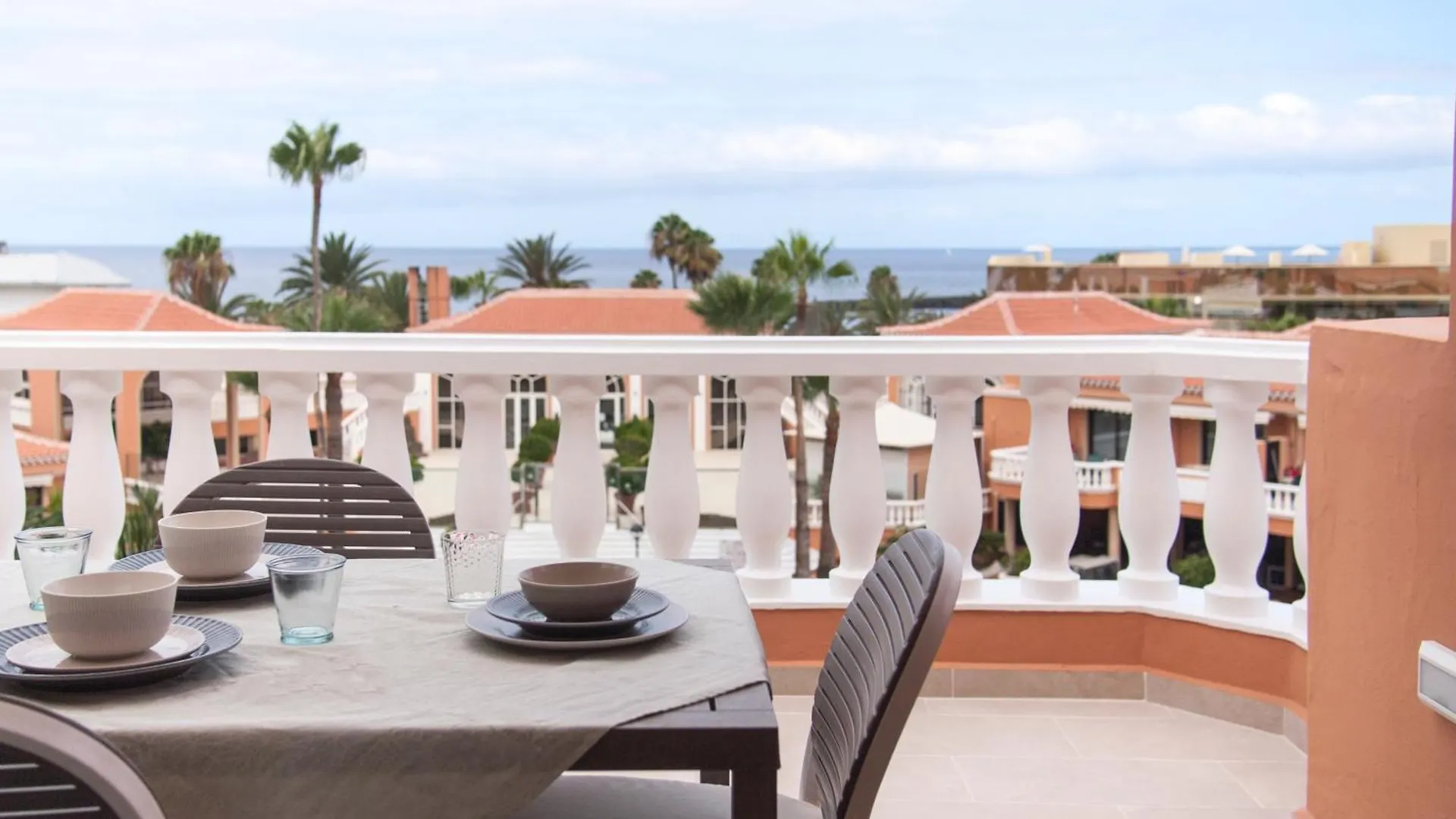 Apartment Playa Las Vistas 2 With Breathtaking Sea View, Only 100 M To The Sea, Heated Pool, Aircondition For A Fee, Wifi Playa de las Américas 0*,  Spanje