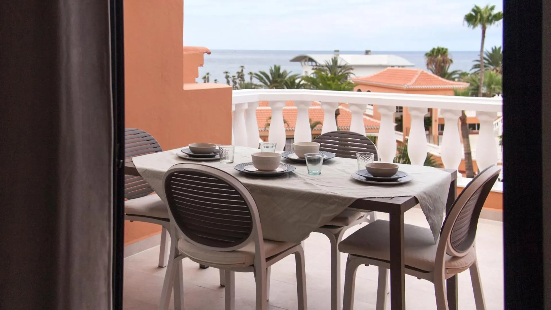 Apartment Playa Las Vistas 2 With Breathtaking Sea View, Only 100 M To The Sea, Heated Pool, Aircondition For A Fee, Wifi Playa de las Américas