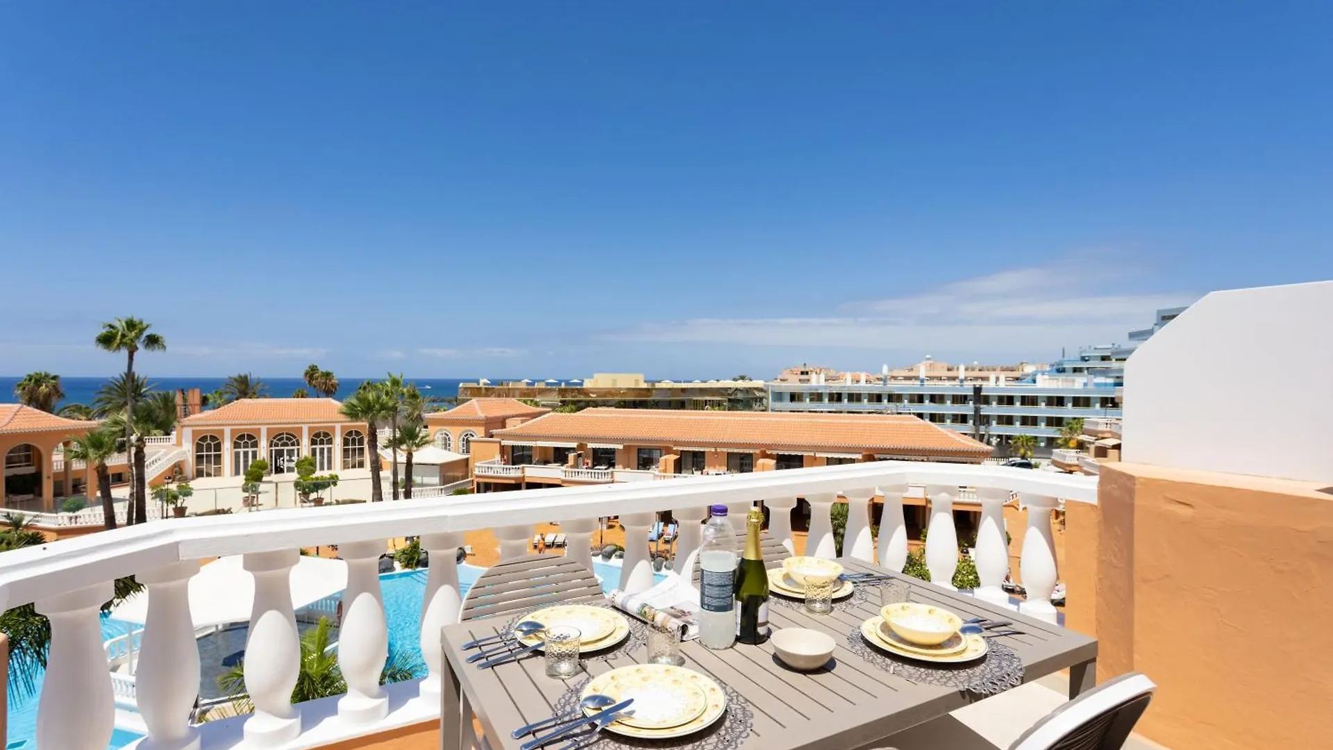 Apartment Playa Las Vistas 2 With Breathtaking Sea View, Only 100 M To The Sea, Heated Pool, Aircondition For A Fee, Wifi Playa de las Americas  Hiszpania