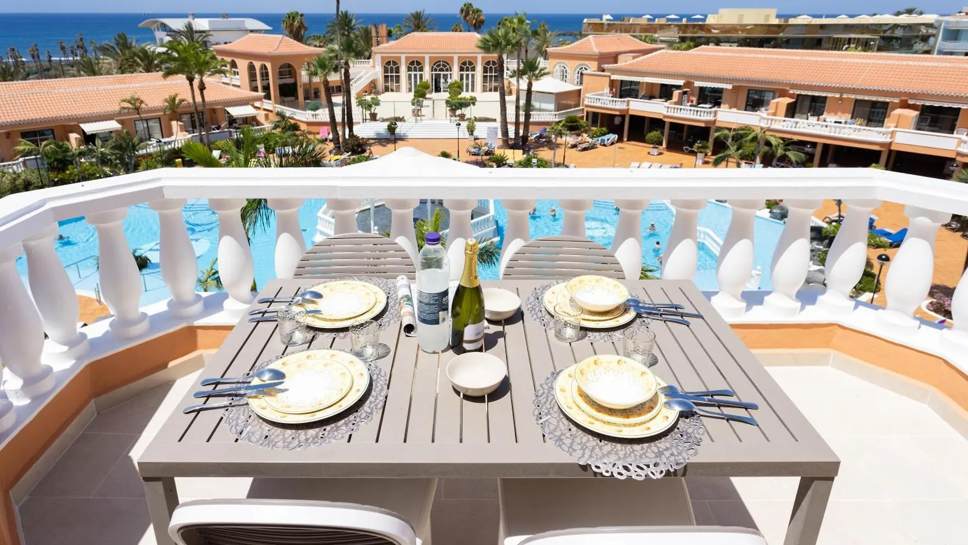 Apartment Playa Las Vistas 2 With Breathtaking Sea View, Only 100 M To The Sea, Heated Pool, Aircondition For A Fee, Wifi Playa de las Americas