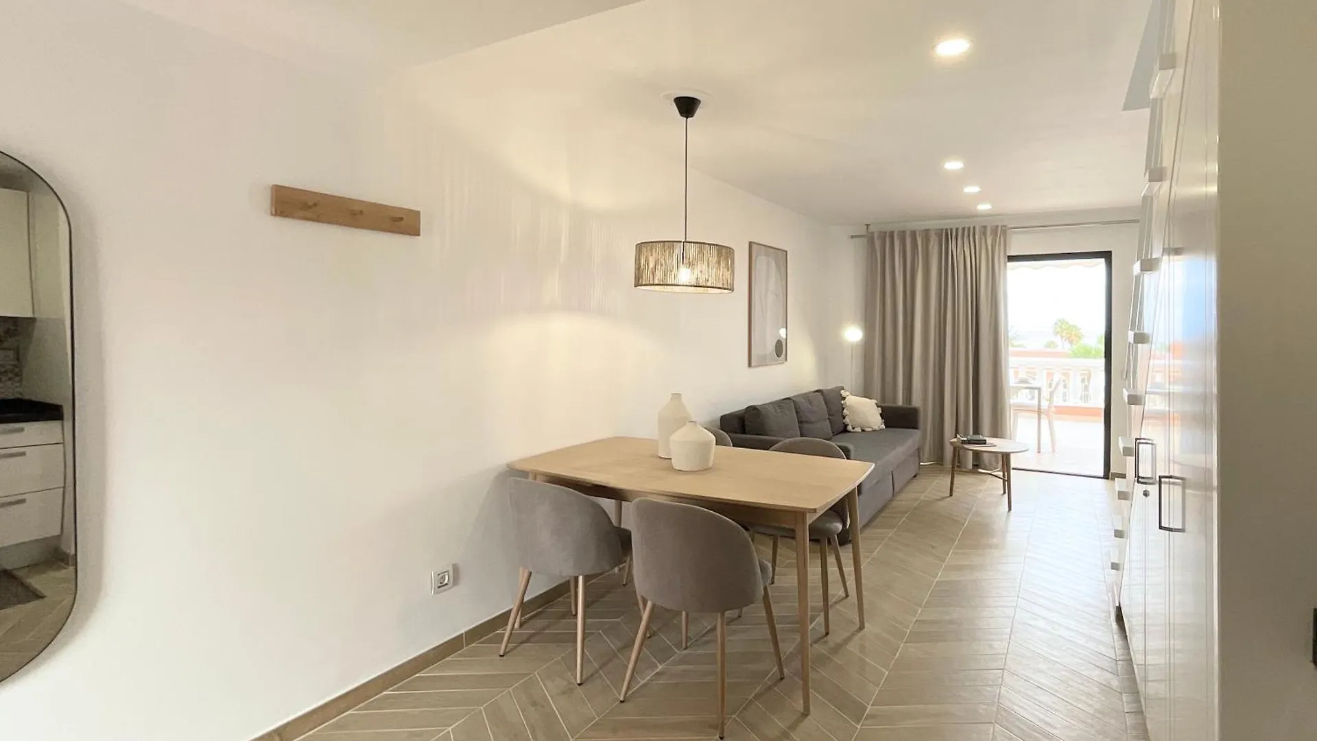 Apartment Playa Las Vistas 2 With Breathtaking Sea View, Only 100 M To The Sea, Heated Pool, Aircondition For A Fee, Wifi Playa de las Americas  Hiszpania